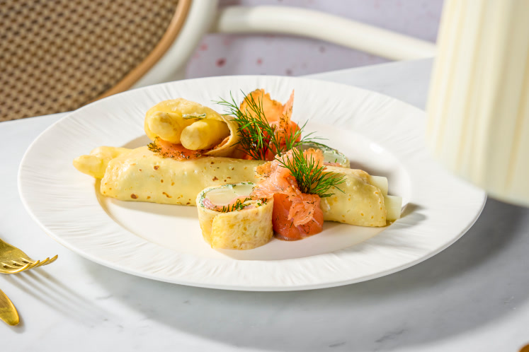 Flensjes met gravad lax en witte asperges