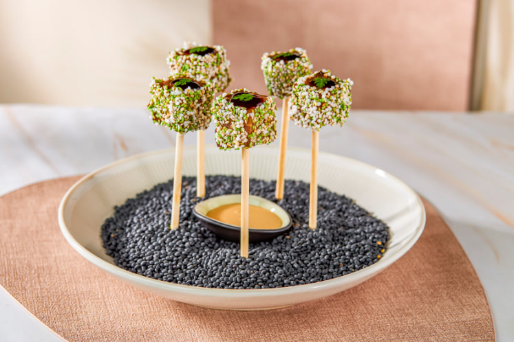 Gaasterlander varkensbuik, unagi, sesam en gepofte rijst