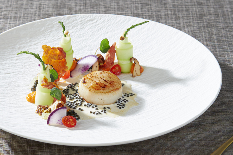 Coquilles met zoetzure komkommer, pompoen, kaviaar en gebrande grove mosterd