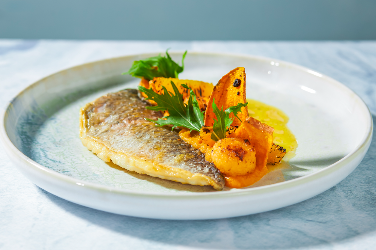 Gebakken dorade met structuren van zoete aardappel en gegrilde sinaasappel