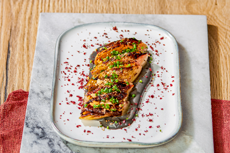Geblakerde prei met tahini, vinaigrette en dukkha