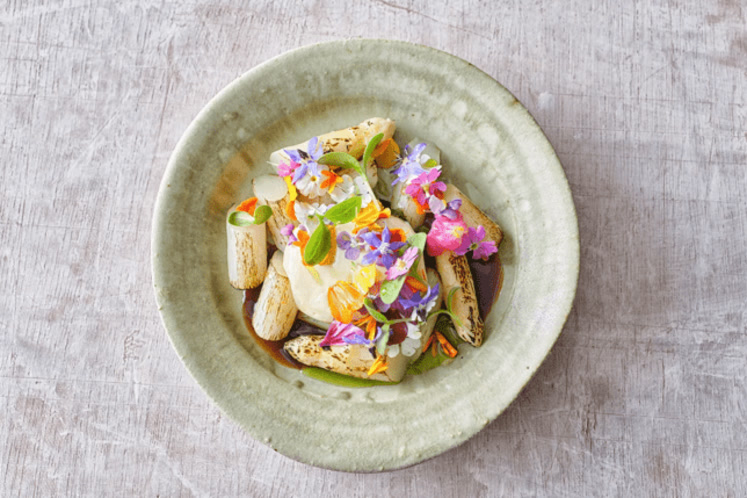 Gebrande asperges met gepocheerd ei en Hollandaisesaus