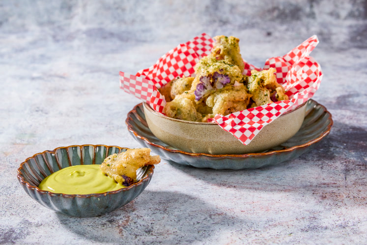 Gefrituurde paarse bloemkool met za'atar spices & avocadodip