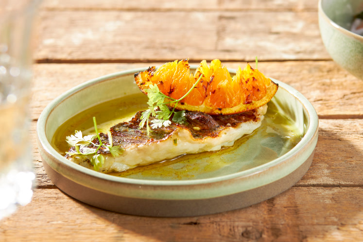 Gegrilde dorade met structuren van zoete aardappel en gegrilde sinaasappel