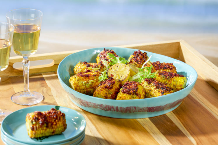 Gegrilde en gemarineerde maïskolven met crispy chili-olie