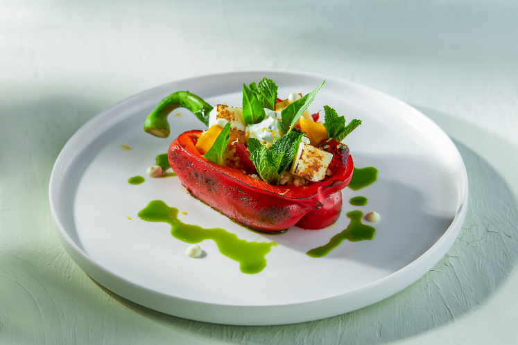 Gegrilde paprika met couscous, mango, rozijnen en halloumi