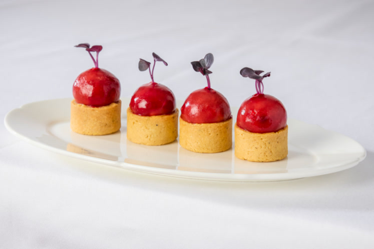 Ziegenkäsebällchen mit Mango- und Himbeergelee, Apfelpüree — image