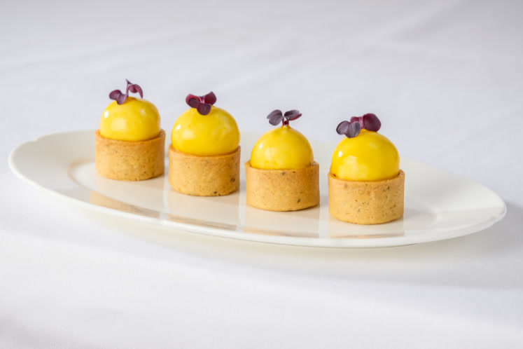 Ziegenkäsebällchen mit Mango- und Himbeergelee, Apfelpüree — extra image