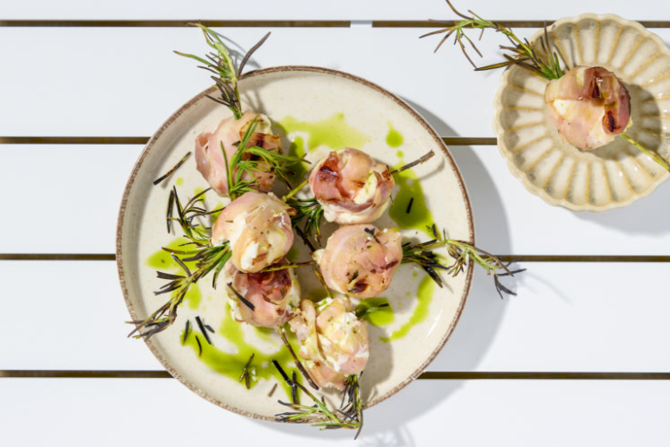 Geitenkaas, spek en rozemarijnspiesjes