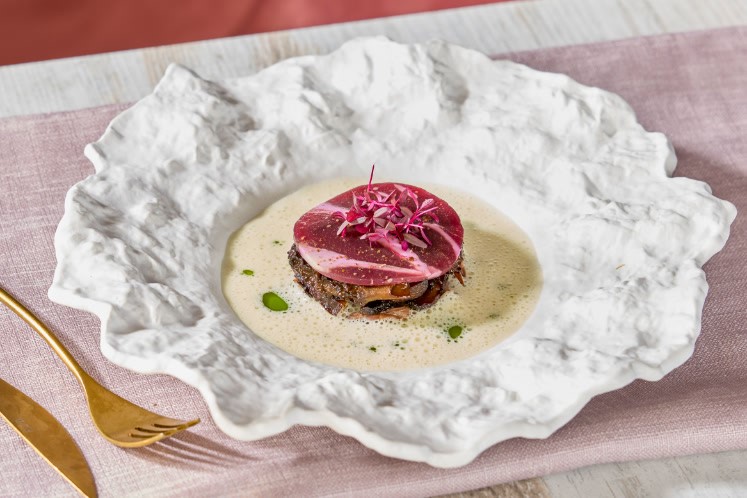 Gekonfijte kwartel met morilles en portobello, gelei van rode kool en schuimig velouté