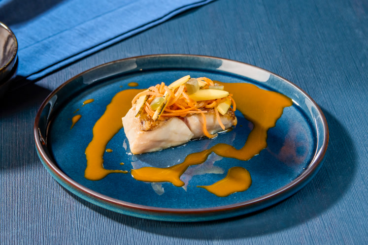 Gebakken roodbaars met wortel, mango en jalapeño