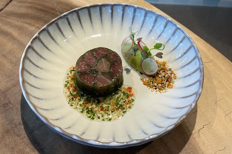 Gemarmerde tonijnrol met vinaigrette van gemberbier