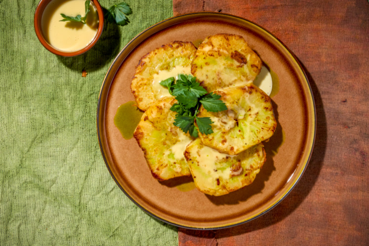 Gepofte knolselderij met beurre blanc van cèpes en prei-olie
