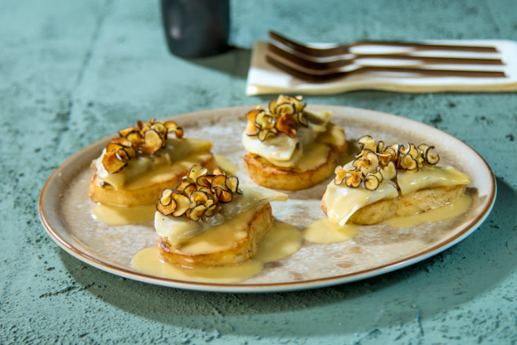 Gepofte knolselderij en ravioli, chips van schorseneren en botersaus