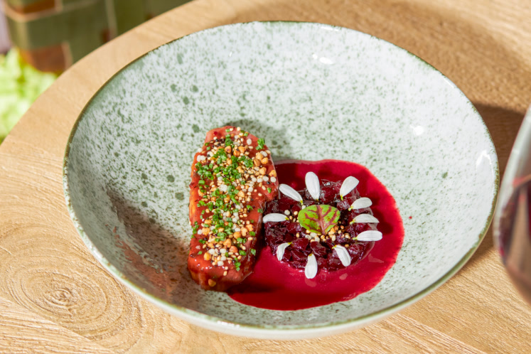 Gerookte eendenborst, kersenjus, bieten, lak van pruimen, gember en graantjes