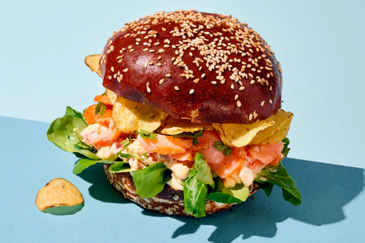 Gerookte zalm pretzel burger
