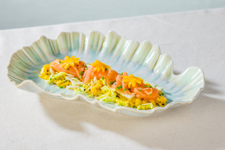 Gerookte zalmcarpaccio met mango & furikake