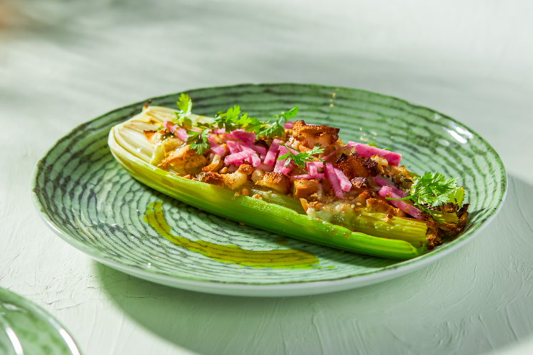 Geroosterde bleekselderij met blauwe kaas en brioche