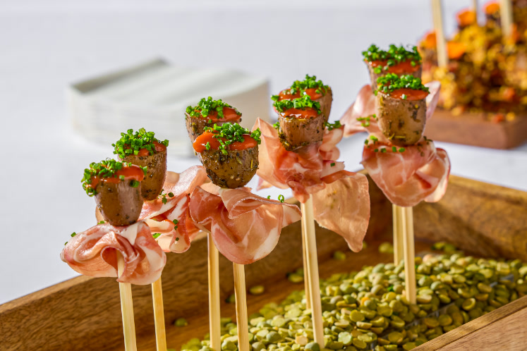 Geroosterde krieltjes met coppa, patatas-bravassaus en bieslook