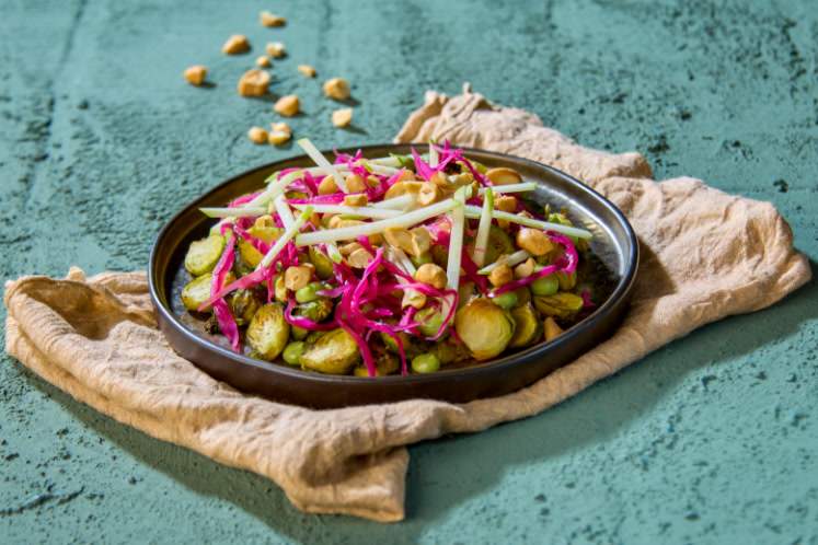 Geroosterde spruiten met groene curry en rode kool