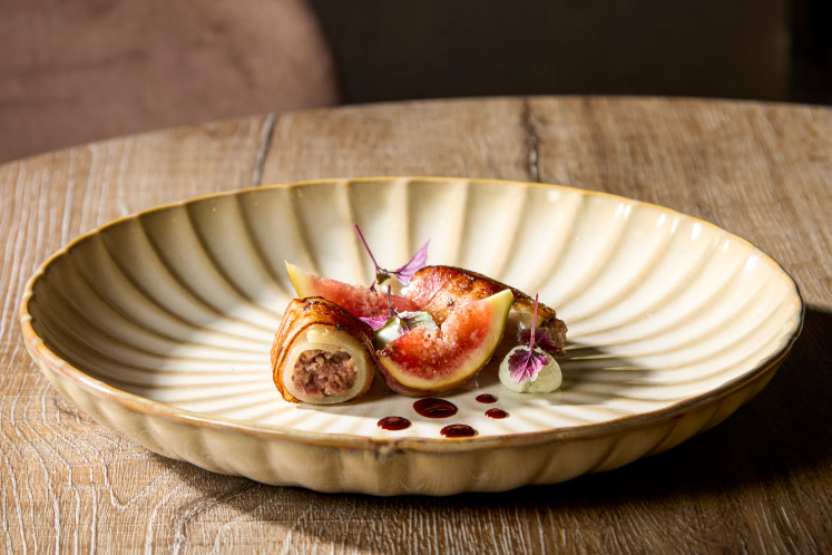 Gevulde sjalot met ganzenrillette, blauwekaascrème & portstroop