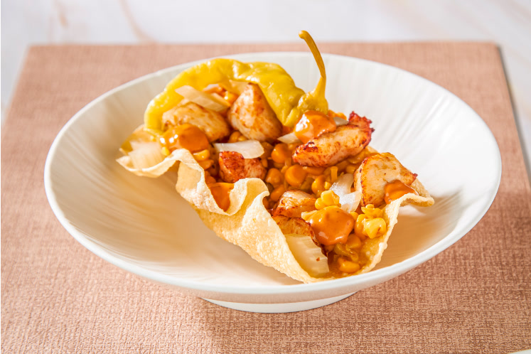 Pappadum met salade van mais en kipstukjes