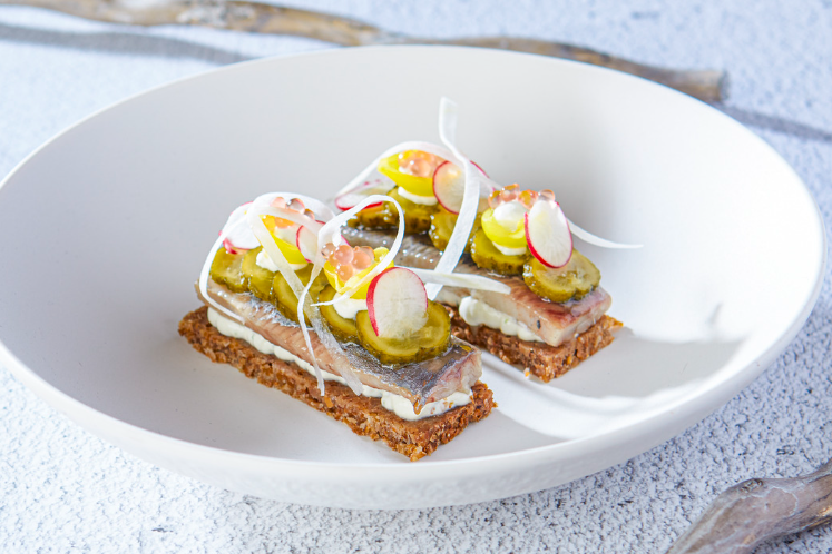 Haring, roggebrood en een crème van schapenyoghurt roomkaas