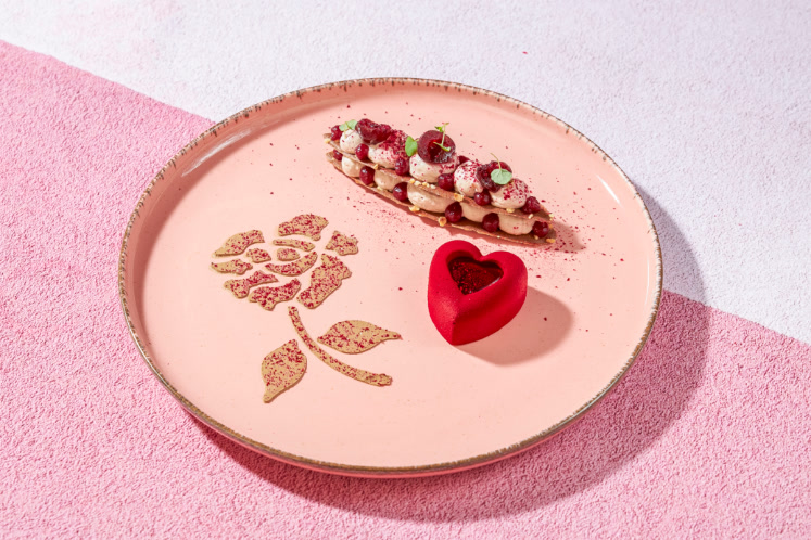 Hart van chocolademousse met kersen en hazelnoot