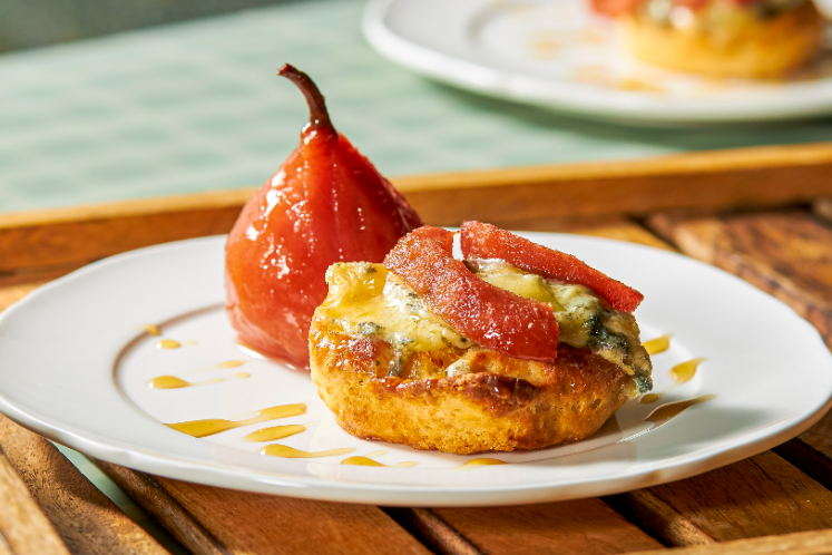 Hartige scones met Stilton en stoofpeer