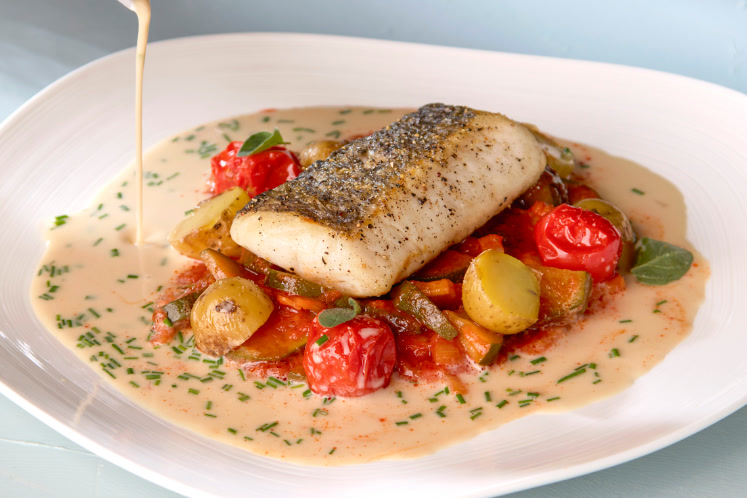 Heek met trostomaatjes, krieltjes en vermouth saus