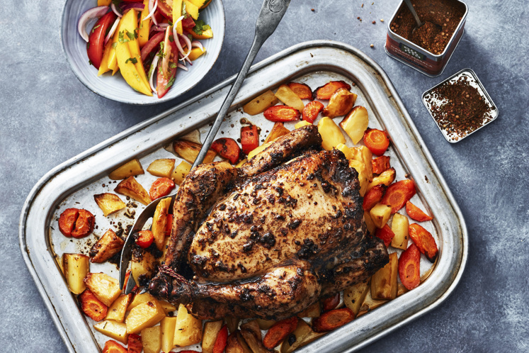 Hele geroosterde Indiase kip met aardappeltjes & mangosalade