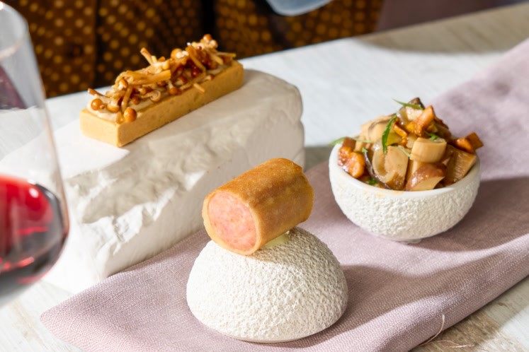 Hertenstoof, tartelette met knolselderij en enoki, ‘worstenbroodje’