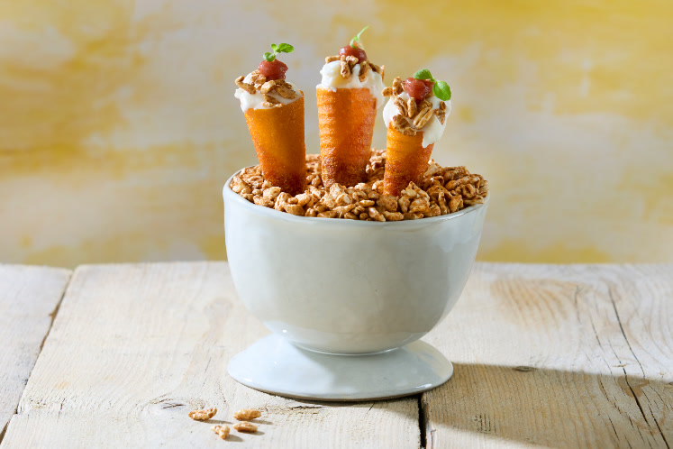 Cornetto van sinaasappel met yoghurt-honingijs