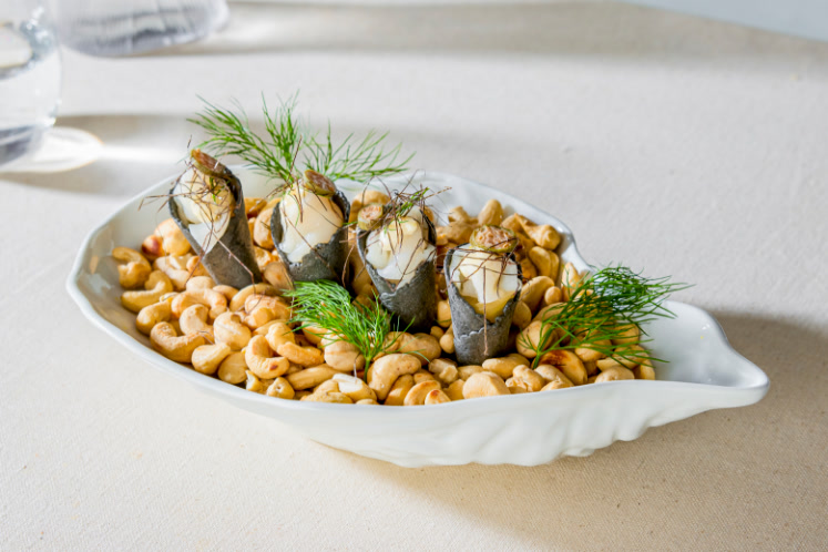 Hoorntjes met coquille carpaccio en zeewier