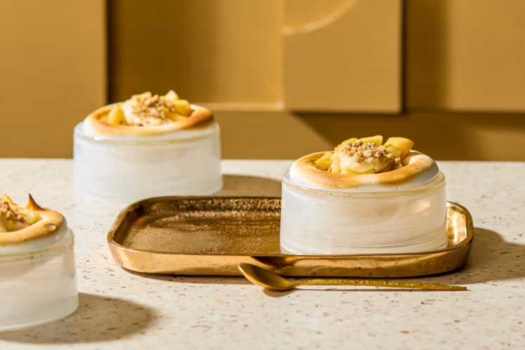 Hot apple crumble & custard