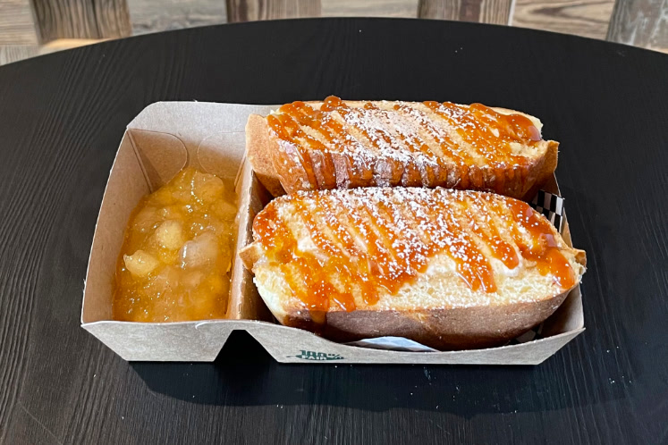 Ice Bun met vanille-ijs en appel-perencompote