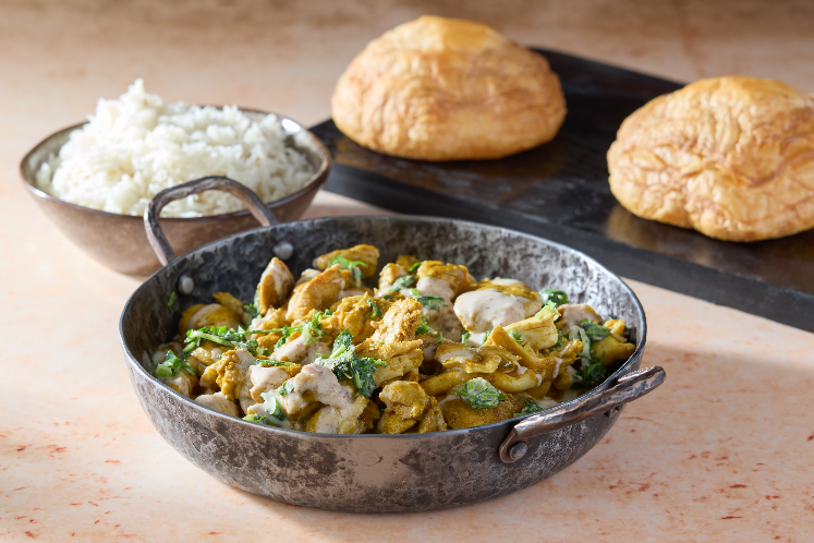 Indiase kipcurry met paratha & frisse yoghurtsaus