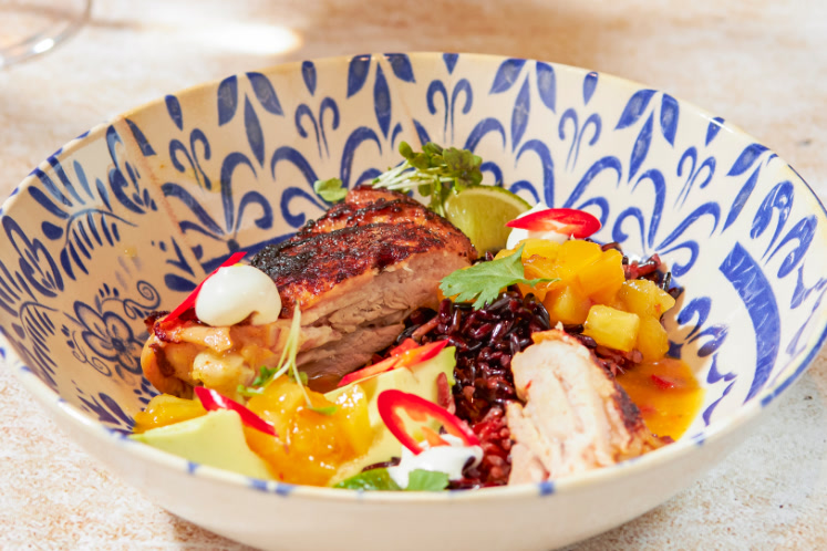 Jerk chicken met rijstsalade, ananas-mangochutney en limoen-korianderdip