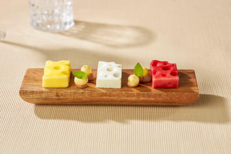 Kaasplankje met kastanje en opgeblazen rozijnen