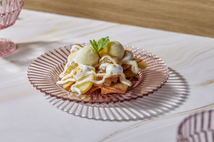 Kaneelnacho's met appelcompote, appelsorbet, cheesecake en meringue