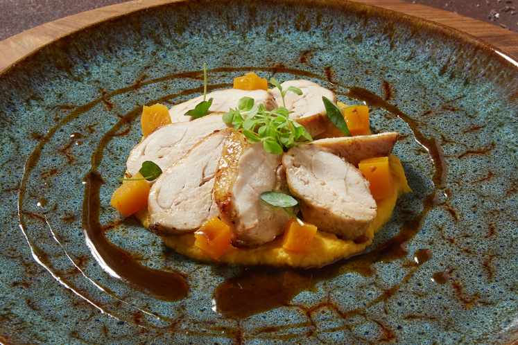 Kipdij crepinette met saffraan met pompoencrème en pompoenbrunoise