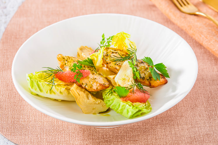 Kiphaasjes met Franse kruidenmarinade, little gem, artisjok en grapefruit