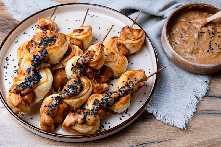 Kipsaté-bladerdeegspiesjes met pindasaus