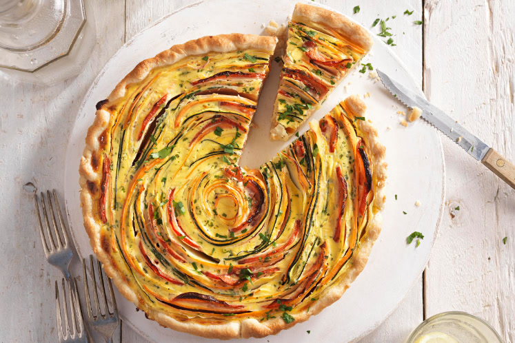 Kleurrijke groentequiche