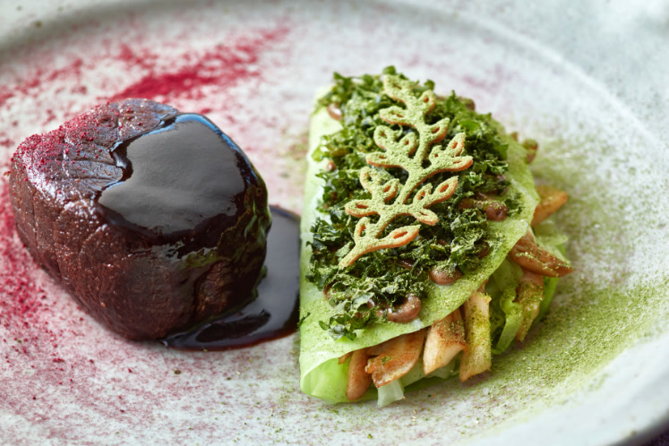 Bieten steak met spitskool, zwarte knoflook en Westmoreland saus