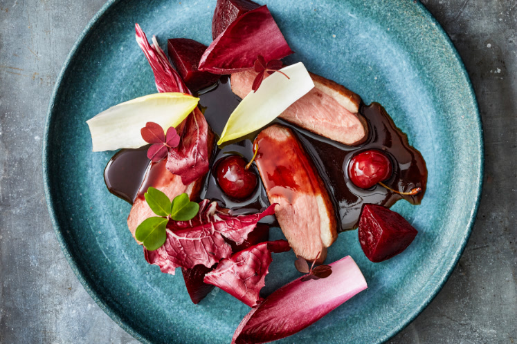 Eendenborst met kriekenbiersaus, bietjes en bittere sla