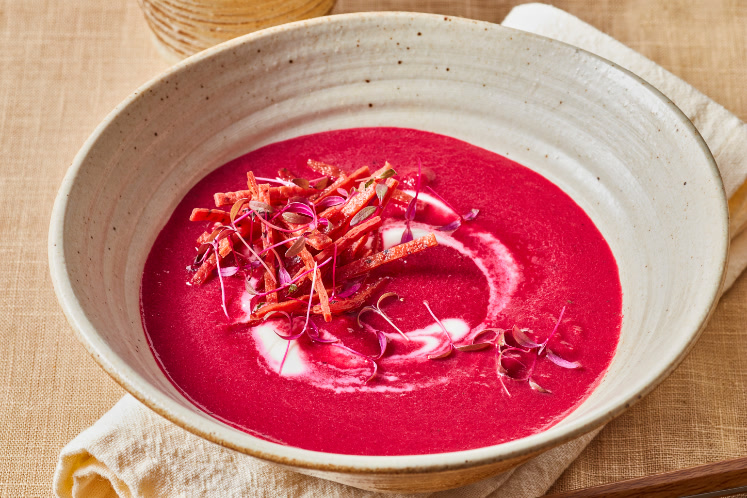 Gerookte bietensoep met zure room en krokante bietentortilla’s