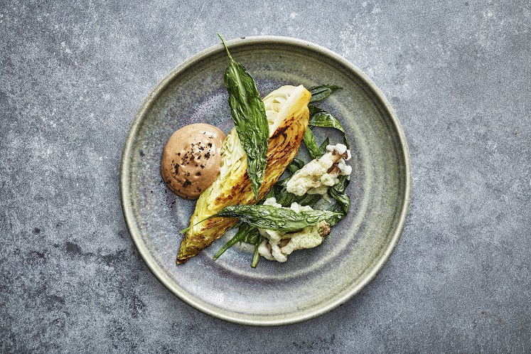 Geroosterde spitskool, beukenzwam tempura en zwarte knoflook hollandaise