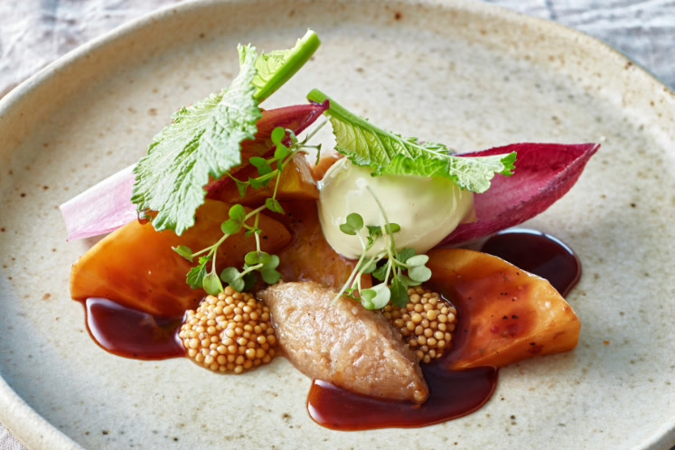 Knolselderij, short rib, gestoofde uien, zoetzure mosterdzaadjes en Dijonaise saus