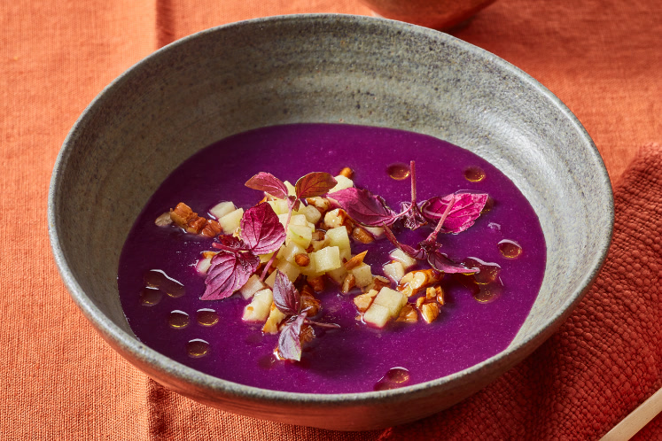 Rodekoolsoep met appel en pecannoten